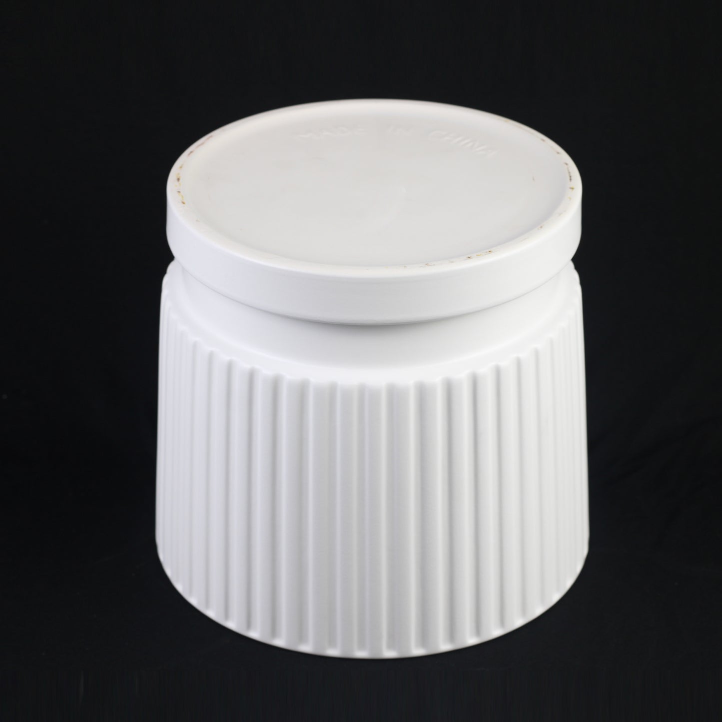 3-Piece White Ceramic Planter Pot Set with Vertical Ribbed Design & Saucers