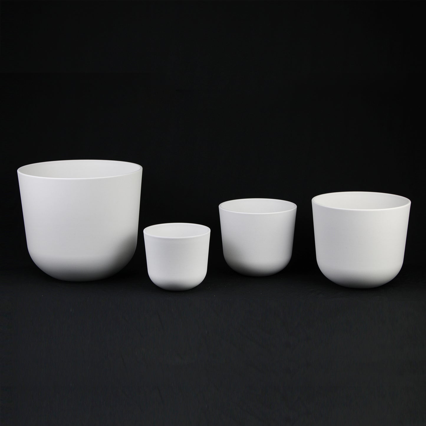 4-Piece White Plastic Round Planter Pot Set – Minimalist Modern Design